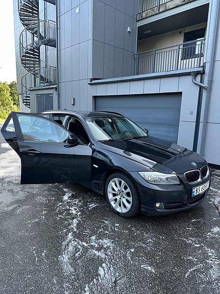 BMW 320d 4 of 5
