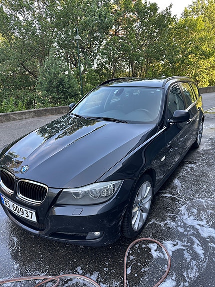 BMW 320d 2 of 5