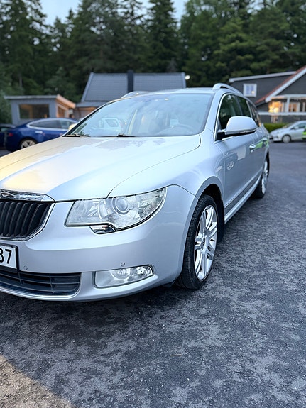 Skoda Superb 2 of 5