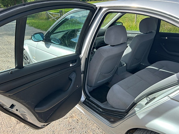 BMW 323i 13 of 17