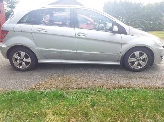 Mercedes-Benz B180 3 of 5