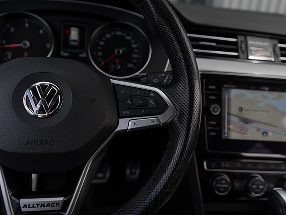 Volkswagen Passat 18 of 30