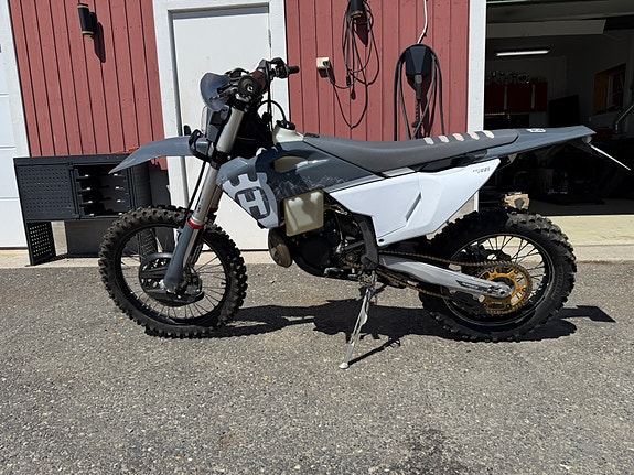 Husqvarna TE 300i 2 of 5