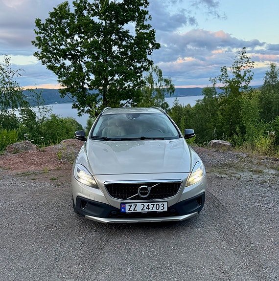 Volvo V40 Cross Country 2 of 5