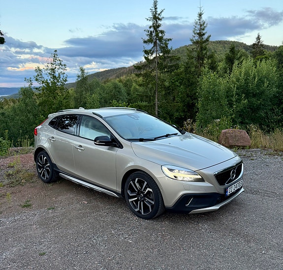 Volvo V40 Cross Country 3 of 5