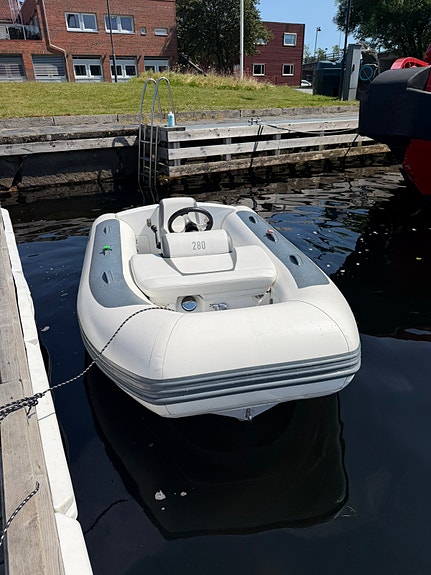 Williams 280 – 2022. Kun 60 timer. Meget pen. Klar for sesongen 4 of 5