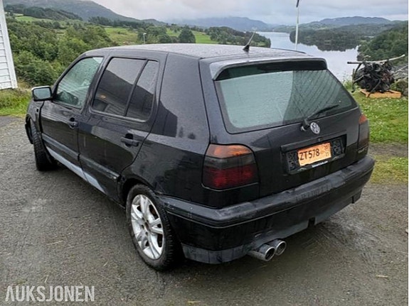 Volkswagen golf 4 of 5