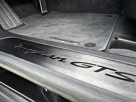 Porsche Taycan Sport Turismo 14 of 28