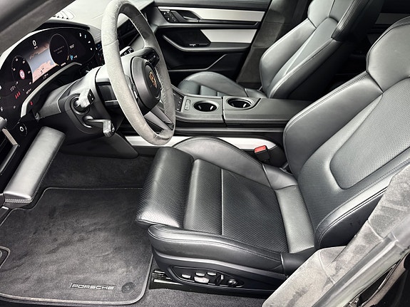 Porsche Taycan Sport Turismo 10 of 28