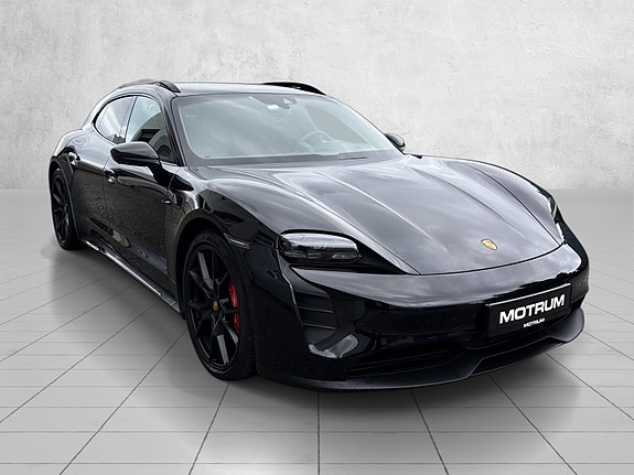 Porsche Taycan Sport Turismo 3 of 5