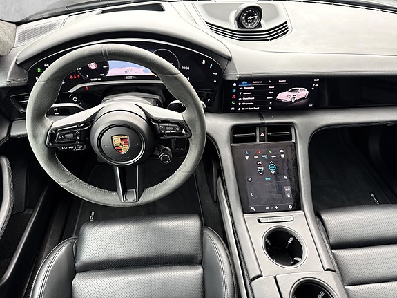Porsche Taycan Sport Turismo 12 of 28