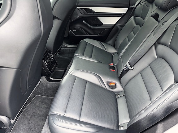 Porsche Taycan Sport Turismo 19 of 28