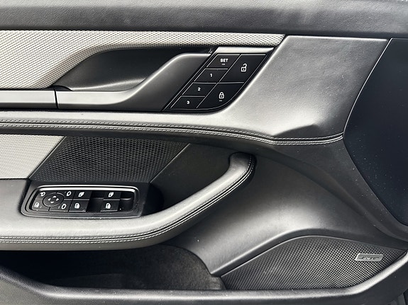 Porsche Taycan Sport Turismo 13 of 28