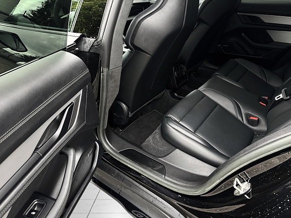 Porsche Taycan Sport Turismo 18 of 28