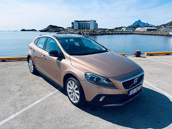 Volvo V40 Cross Country 2 of 5
