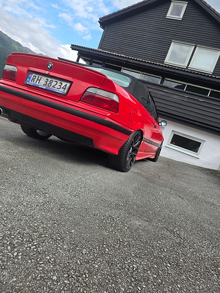 BMW 318i 3 of 8