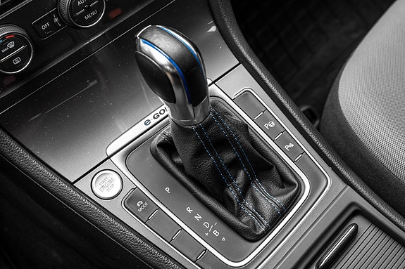 Volkswagen e-Golf VII 14 of 26