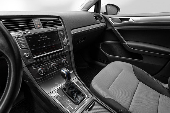 Volkswagen e-Golf VII 13 of 26
