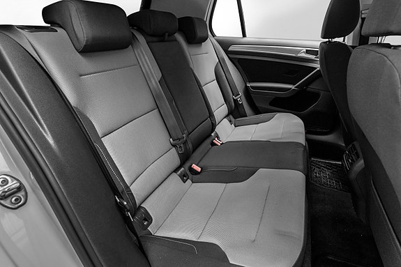 Volkswagen e-Golf VII 24 of 26