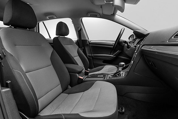 Volkswagen e-Golf VII 25 of 26