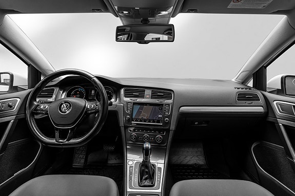 Volkswagen e-Golf VII 16 of 26