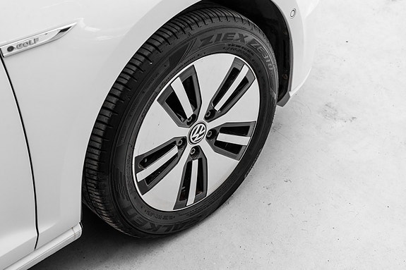 Volkswagen e-Golf VII 9 of 26