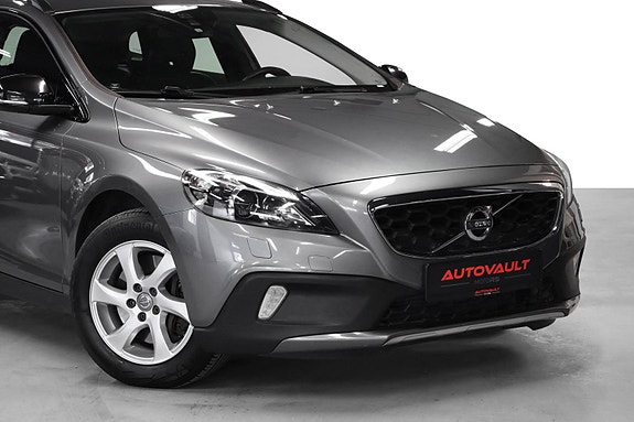 Volvo V40 Cross Country 2 of 5
