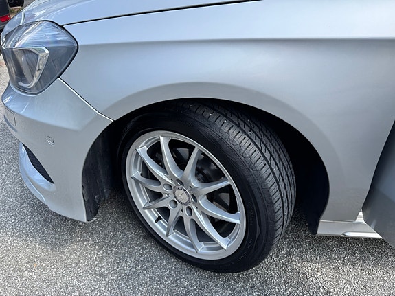 Mercedes-Benz A200 3 of 5