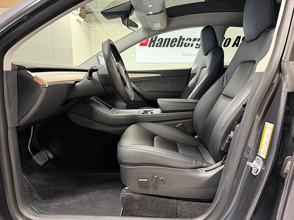 Tesla Model Y 16 of 30