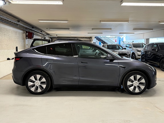 Tesla Model Y 8 of 30