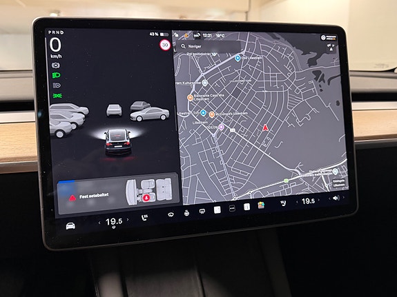 Tesla Model Y 18 of 30