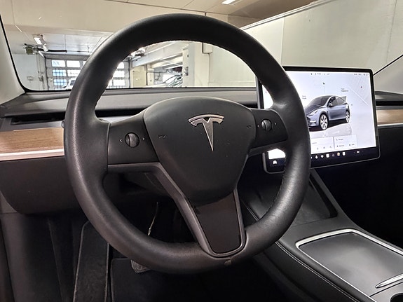 Tesla Model Y 17 of 30