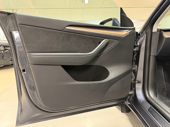 Tesla Model Y 15 of 30
