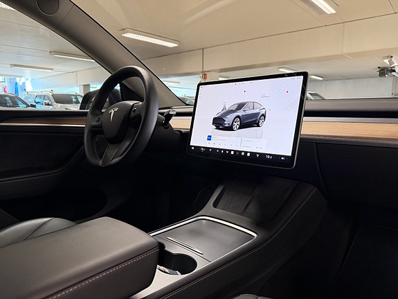 Tesla Model Y 9 of 30