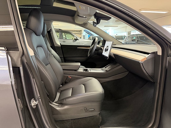 Tesla Model Y 10 of 30