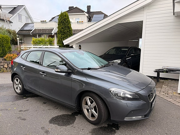 Volvo V40 2 of 5