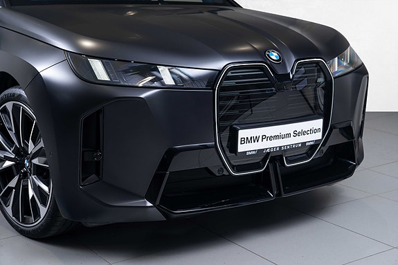 BMW iX 2 of 5