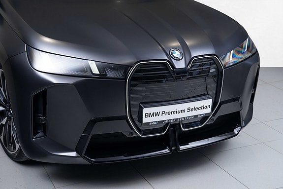 BMW iX 4 of 5