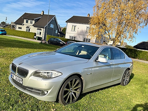 BMW 523i 3 of 5