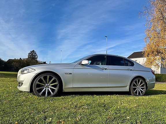 BMW 523i 2 of 5