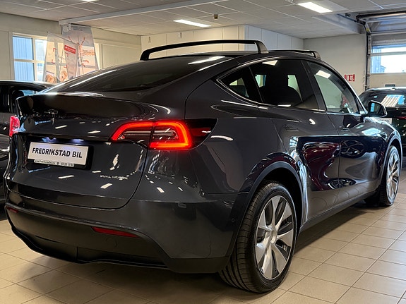 Tesla Model Y 4 of 5