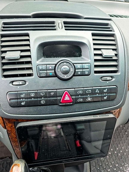 Mercedes-Benz Viano 30 of 30