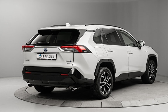 Toyota RAV4 4 of 30