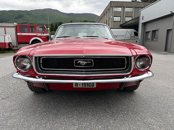 Ford Mustang 4 of 5