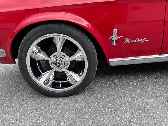 Ford Mustang 3 of 5