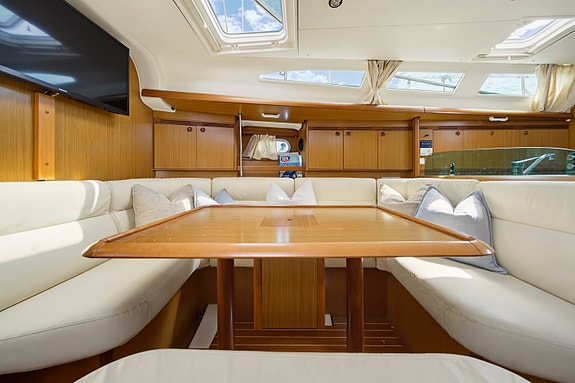 Jeanneau Sun Odyssey 40.3 – Velholdt turseiler med omfattende utstyrspakke 19 of 30