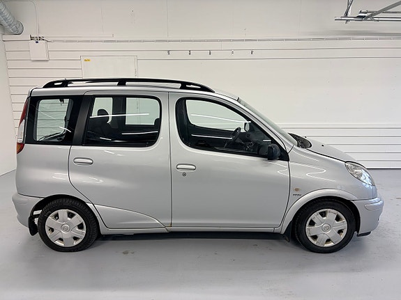Toyota Yaris Verso 4 of 5