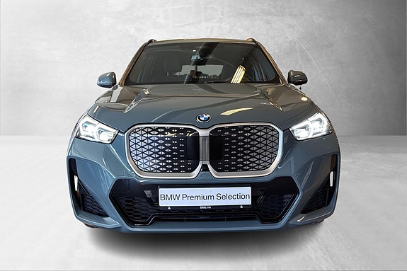 BMW iX1 4 of 5