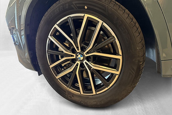 BMW iX1 3 of 5