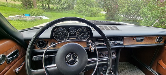 Mercedes-Benz 250 9 of 19